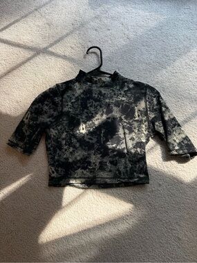Under Armour Cropped Tie-Dye Mock Neck Top - Black & Gray